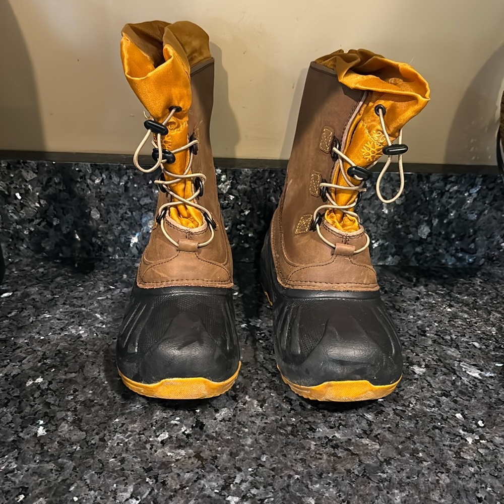 Big kids duck boots. Size 4. Great used condition. Sorry no box.